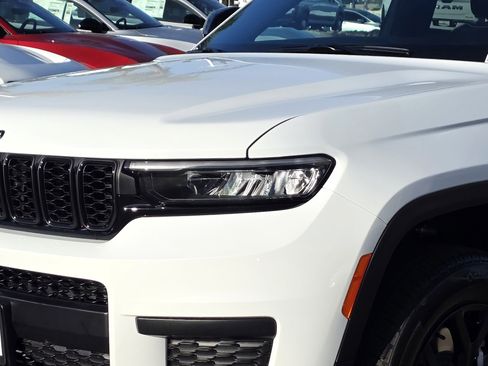 New 2025 Jeep Grand Cherokee L Altitude image 8