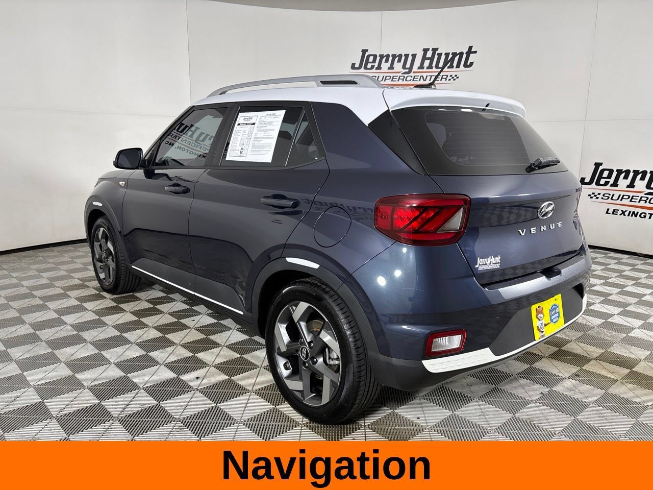 Used 2023 Hyundai Venue Limited FWD image 9