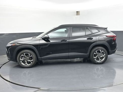 Used 2025 Chevrolet Trax LT w/ LT Convenience Package FWD image 4