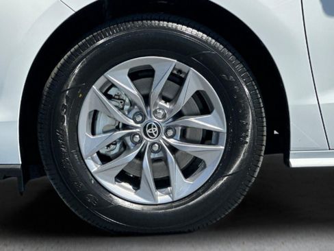 New 2026 Toyota Sienna LE FWD image 30