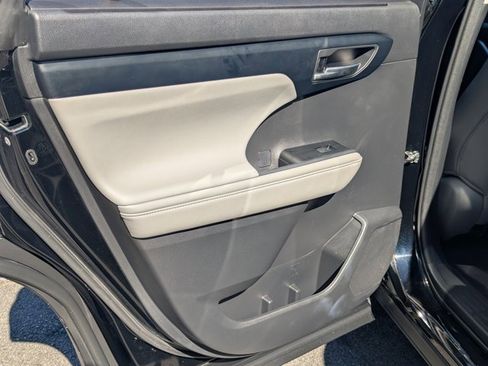 Used 2023 Toyota Highlander XLE image 19