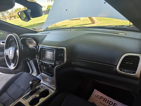 Used 2017 Jeep Grand Cherokee Laredo RWD image 29