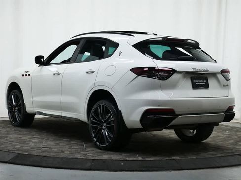 Used 2022 Maserati Levante Trofeo image 3