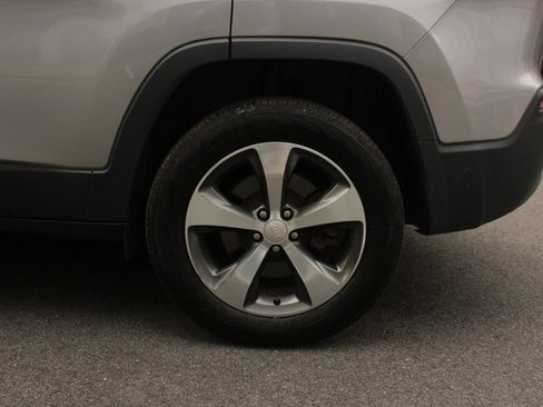 Used 2019 Jeep Cherokee Limited AWD/4WD image 10