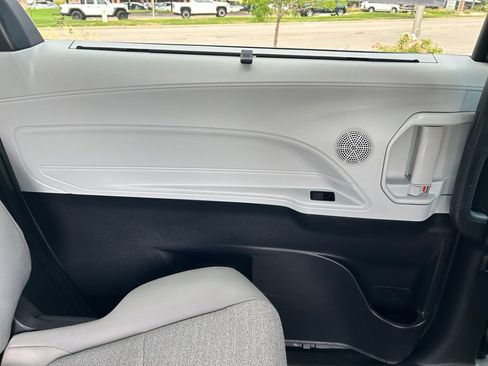 Used 2025 Toyota Sienna LE FWD image 25