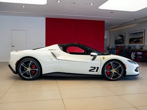 Used 2025 Ferrari 296 GTS RWD image 32