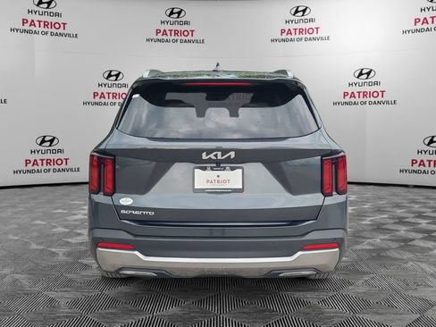 Used 2025 Kia Sorento S FWD image 4
