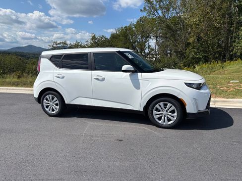 Used 2024 Kia Soul LX FWD image 7