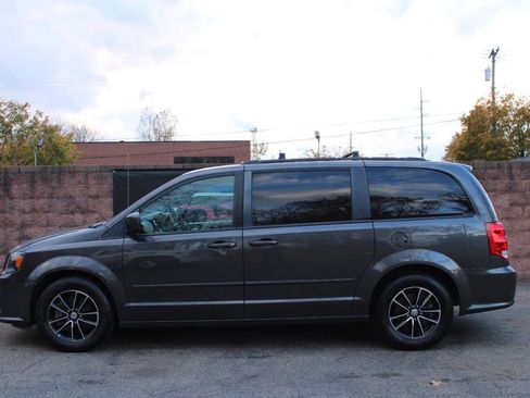 Used 2017 Dodge Grand Caravan GT image 2