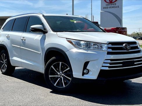 Used 2017 Toyota Highlander XLE image 2