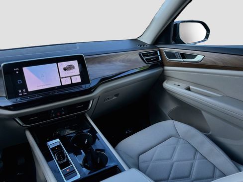 Used 2024 Volkswagen Atlas SE w/ Panoramic Sunroof Package FWD image 21