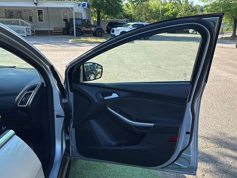 Used 2018 Ford Focus Titanium FWD image 22