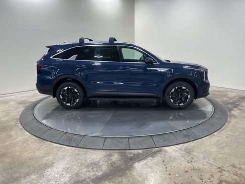New 2025 Kia Sorento S image 4