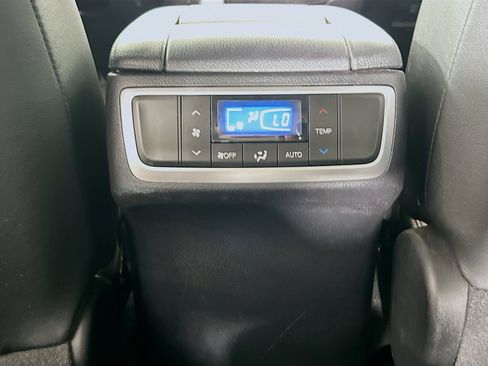Used 2019 Toyota Highlander SE FWD image 28