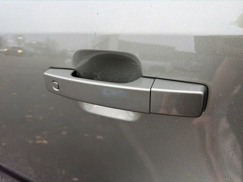 Used 2025 Land Rover Defender 110 X-Dynamic SE image 16