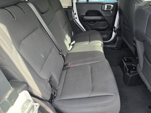 Used 2020 Jeep Wrangler Unlimited Sahara image 31