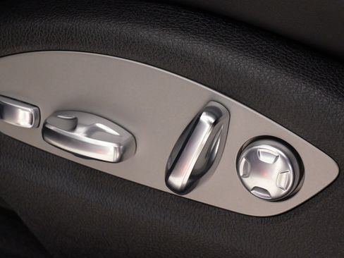 Used 2025 Porsche Macan image 44