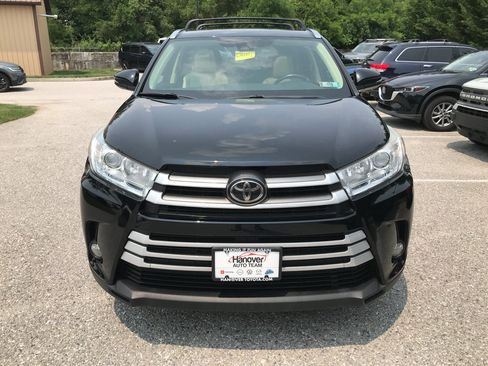 Used 2017 Toyota Highlander XLE AWD/4WD image 3