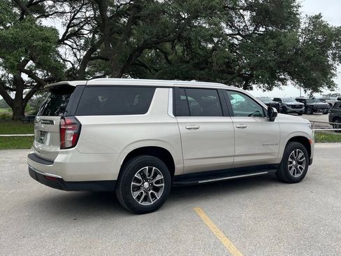 Used 2023 Chevrolet Suburban LS RWD image 5