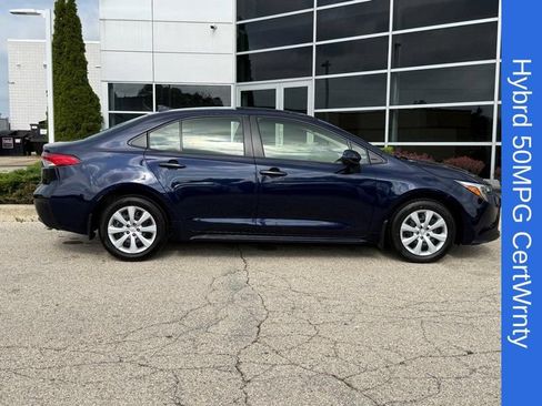 Used 2025 Toyota Corolla LE FWD image 2