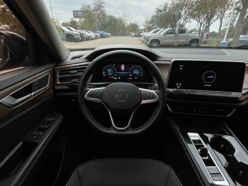 Used 2025 Volkswagen Atlas SE image 11