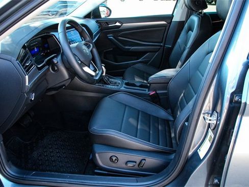 Used 2024 Volkswagen Jetta SE image 10