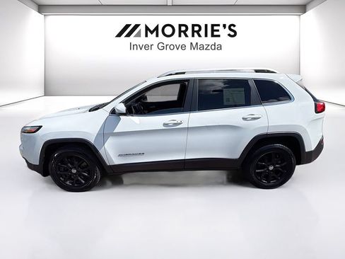 Used 2018 Jeep Cherokee Latitude Plus w/ Cold Weather Group FWD image 8