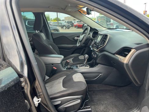 Used 2015 Jeep Cherokee Sport image 19