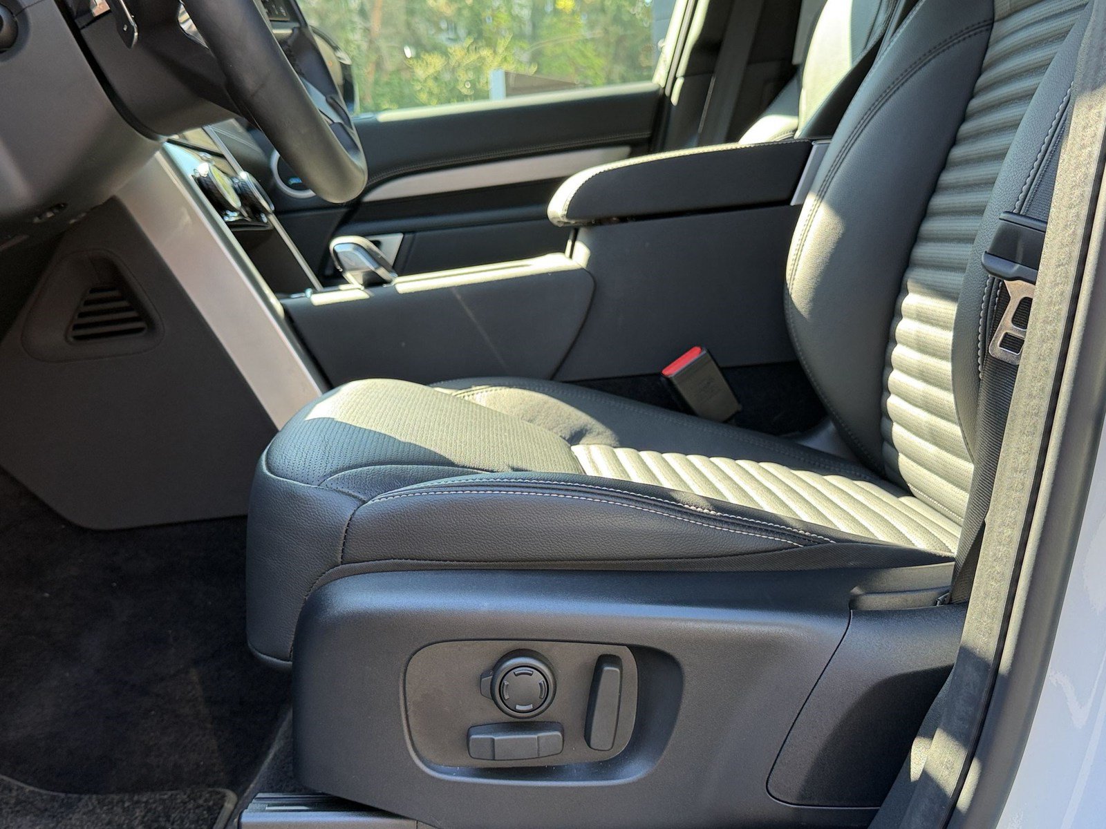 New 2026 Land Rover Discovery Limited Edition AWD/4WD image 5