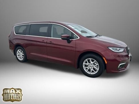 Used 2023 Chrysler Pacifica Touring-L image 12