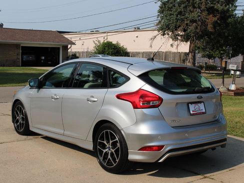 Used 2015 Ford Focus SE w/ SE Sport Package FWD image 7
