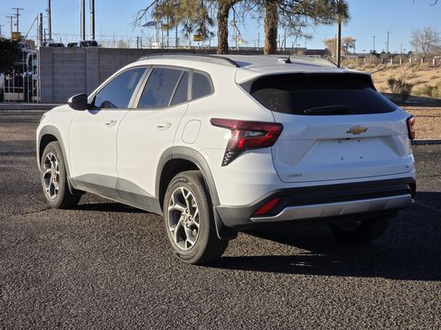 Used 2025 Chevrolet Trax LT w/ LT Convenience Package image 7