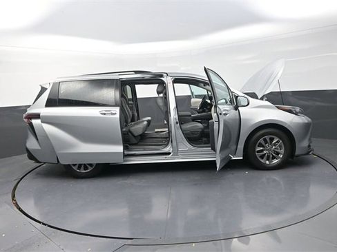 Used 2024 Toyota Sienna XLE image 39
