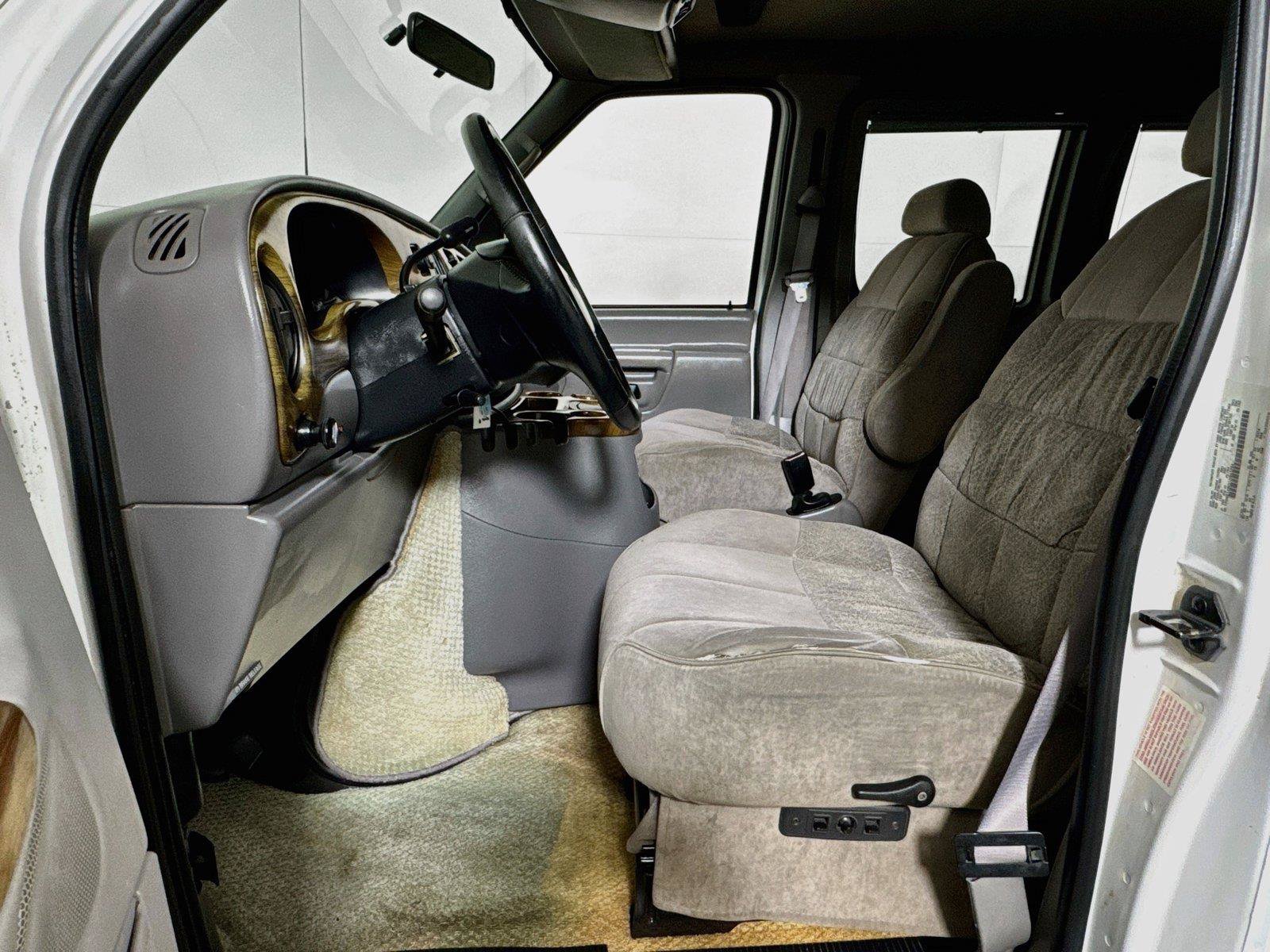 Used 2001 Ford E-150 and Econoline 150 RWD image 16
