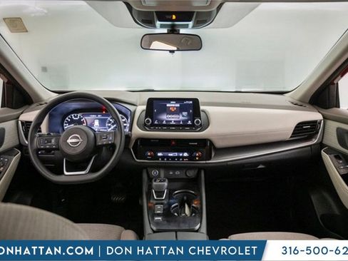 Used 2023 Nissan Rogue SV image 3