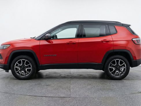 Used 2025 Jeep Compass Trailhawk AWD/4WD image 5