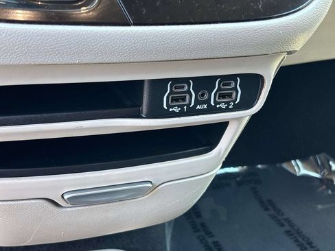 Used 2023 Chrysler Pacifica Touring-L FWD image 30