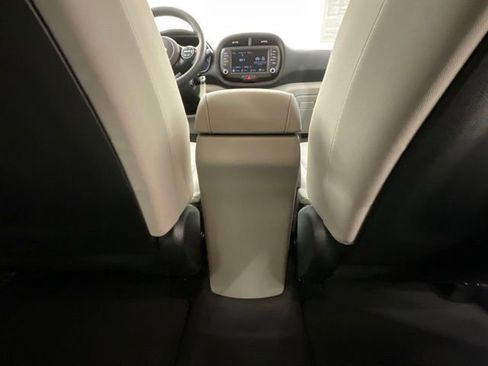 Used 2025 Kia Soul LX w/ LX Technology Package FWD image 26