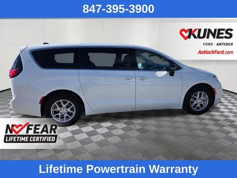 Used 2024 Chrysler Pacifica Touring-L image 8