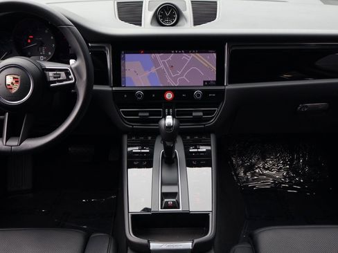 Certified 2025 Porsche Macan AWD/4WD image 20