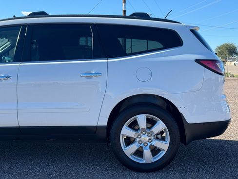 Used 2017 Chevrolet Traverse LT w/ Style and Technology Package image 7