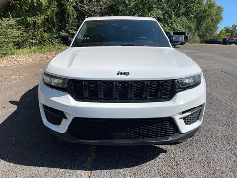 Used 2023 Jeep Grand Cherokee Altitude AWD/4WD image 10