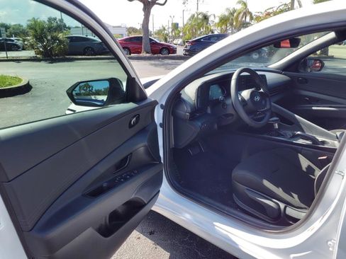 Certified 2025 Hyundai Elantra Sport image 13