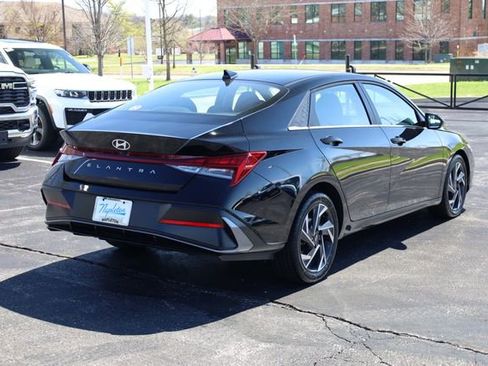 Used 2024 Hyundai Elantra SEL w/ Convenience Package image 4