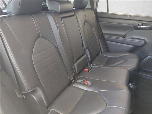 Used 2020 Toyota Highlander XLE FWD image 21