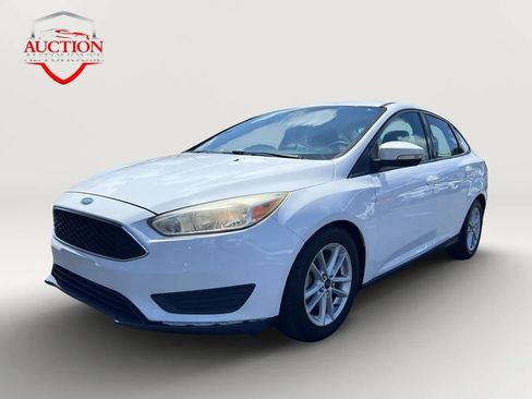 Used 2016 Ford Focus SE FWD image 1