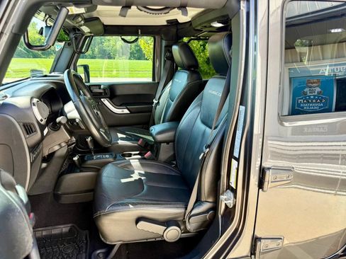 Used 2017 Jeep Wrangler Unlimited Rubicon w/ Connectivity Group AWD/4WD image 10