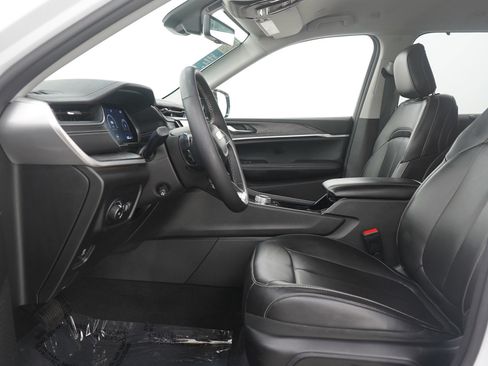 Used 2023 Jeep Grand Cherokee Limited w/ Luxury Tech Group II image 20