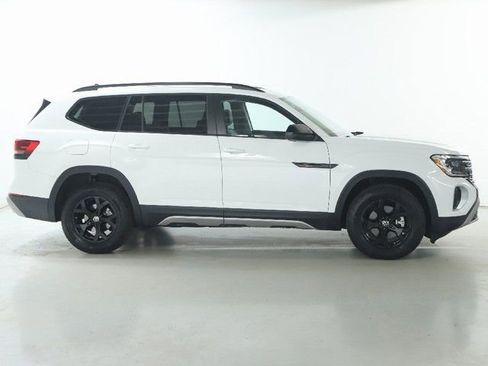 Used 2025 Volkswagen Atlas Peak Edition SE image 11