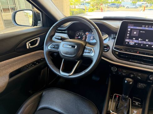 Used 2025 Jeep Compass Latitude image 33